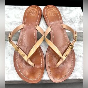 TORY BURCH Terra Thong Flat Sandals in Nude Patent Leather. Size 9 M